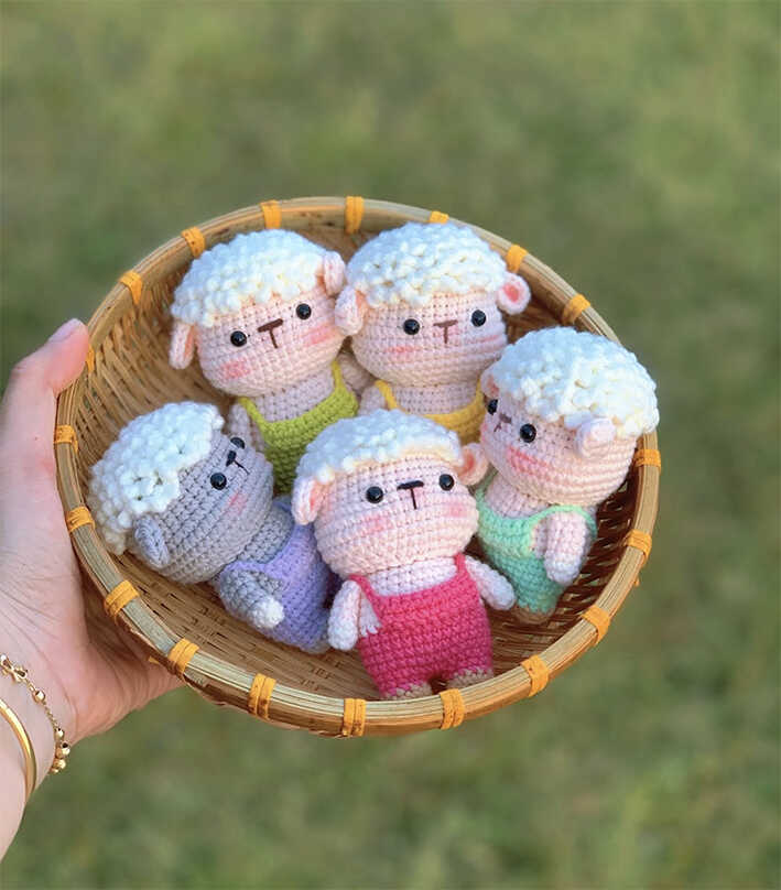 small-crochet-lamb-overalls-handmade-toy-free-pattern